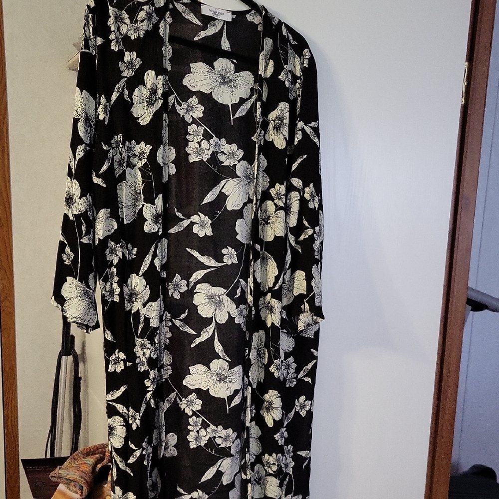 Carly Jean Black and White Floral Duster